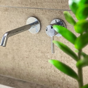 Hårføner, håndklær, såpe og toalettpapir