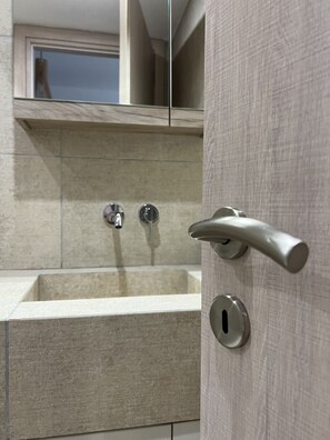 Hair dryer, towels, soap, toilet paper - Calm Joy & J - New Bird (Ermoupoli)