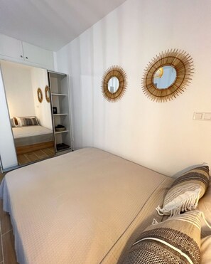 1 bedroom, iron/ironing board, WiFi, bed sheets - Calm Joy & J - New Bird (Ermoupoli)