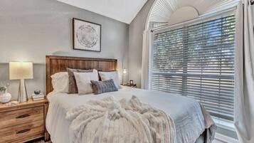 4 habitaciones, escritorio, tabla de planchar con plancha y wifi