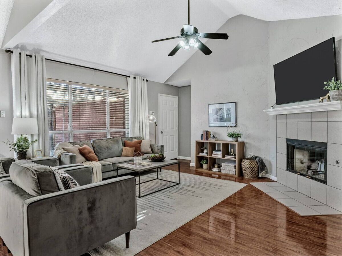 Televisión y chimenea 