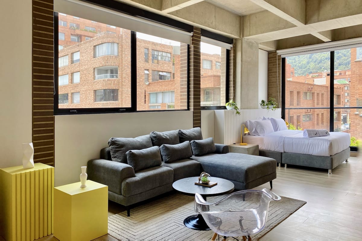 Appartement (404) | Woonruimte | Een 40-inch flatscreentelevisie met kabelzenders