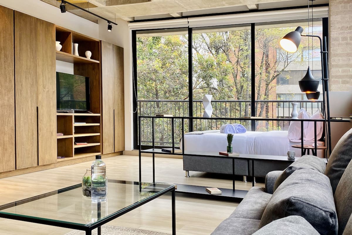 Appartement (302) | Woonruimte | Een 40-inch flatscreentelevisie met kabelzenders