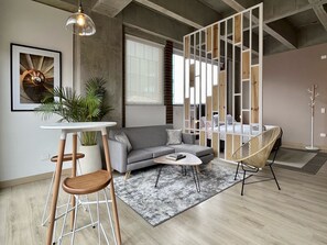 Apartament (705) | Sala d'estar | Televisor de pantalla plana de 40 polzades amb canals per cable 