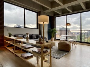 Apartament (701) | Sala d'estar | Televisor de pantalla plana de 40 polzades amb canals per cable 