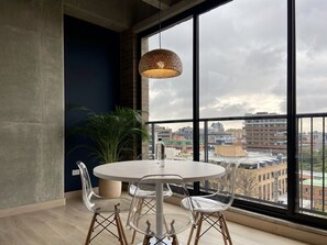 Apartment (701) | Wohnbereich | 40-Zoll-Flachbildfernseher mit Kabelempfang