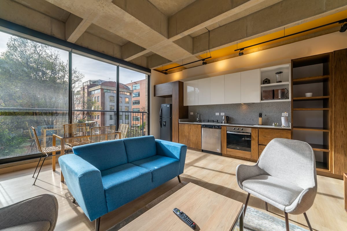 Appartement (401) | Woonruimte | Een 40-inch flatscreentelevisie met kabelzenders