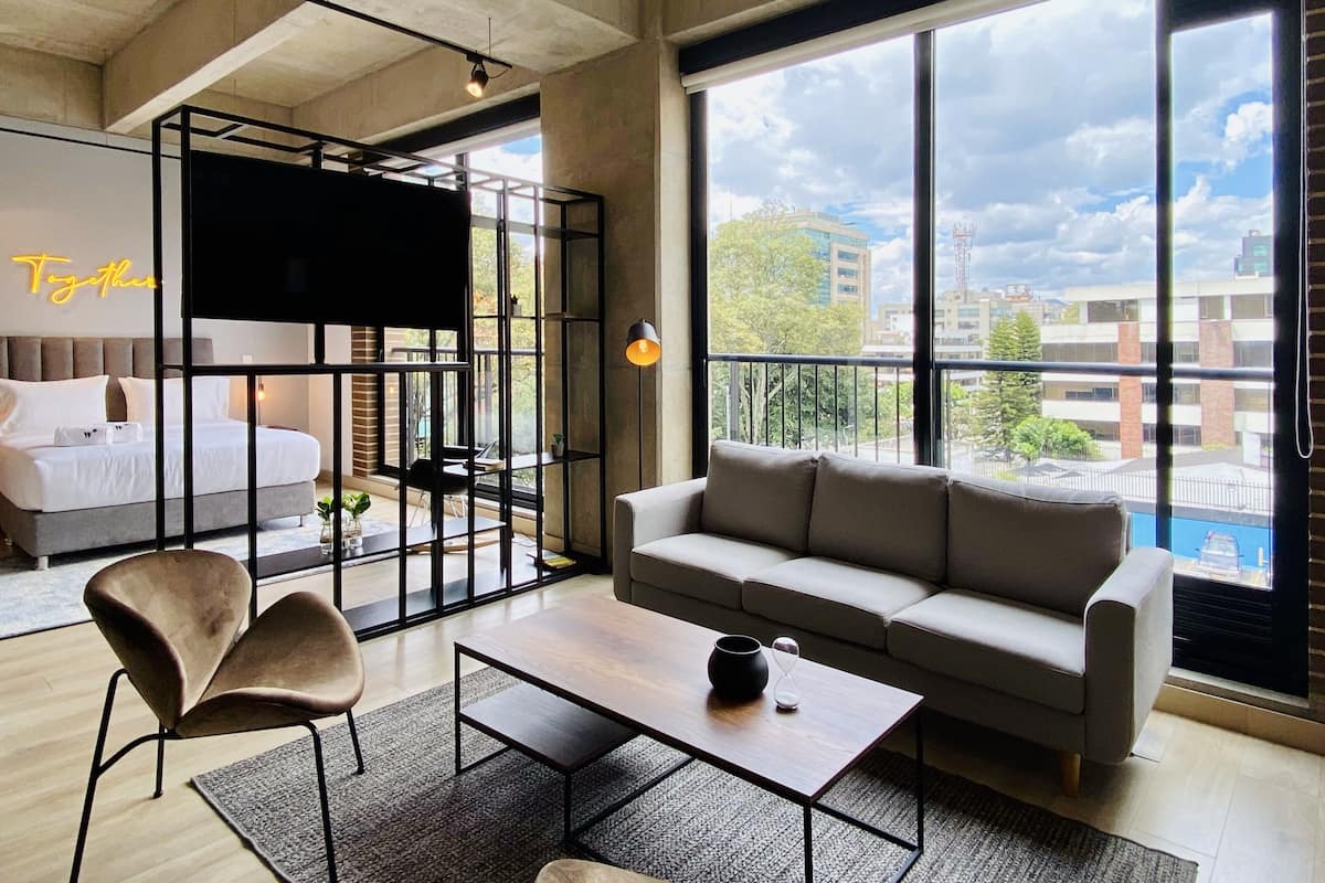 Appartement (403) | Woonruimte | Een 40-inch flatscreentelevisie met kabelzenders