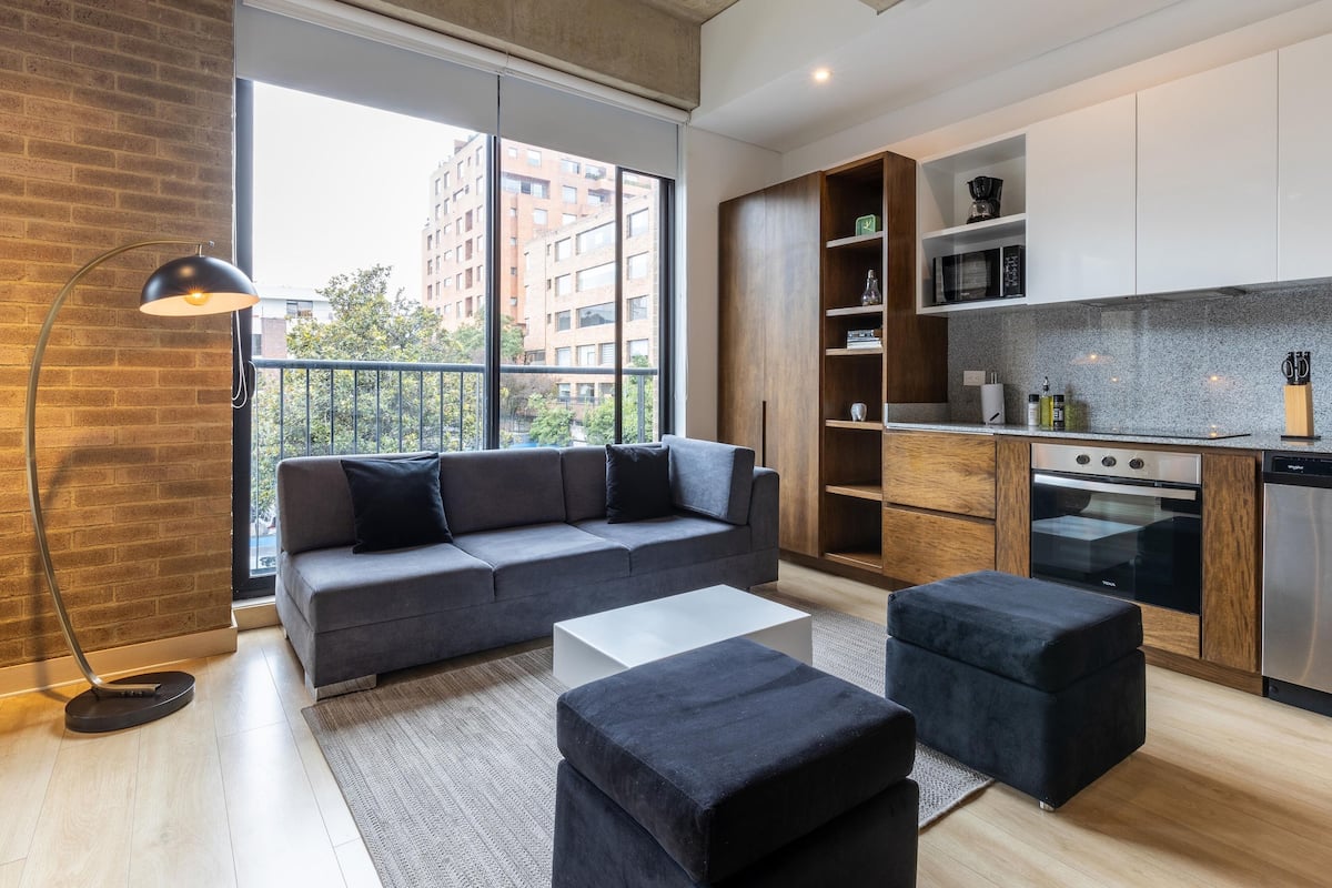 Appartement (303) | Woonruimte | Een 40-inch flatscreentelevisie met kabelzenders
