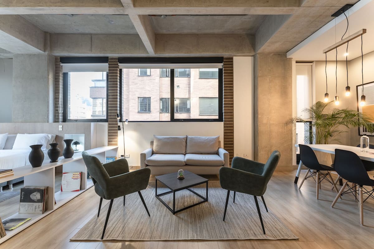 Appartement (405) | Woonruimte | Een 40-inch flatscreentelevisie met kabelzenders