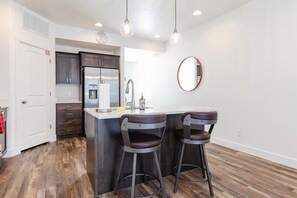 Fridge, microwave, oven, stovetop - 3 bedrooms, no bunks! 2 Kings, 2 Queens | Lvl 2 EV Charger (Garden City)