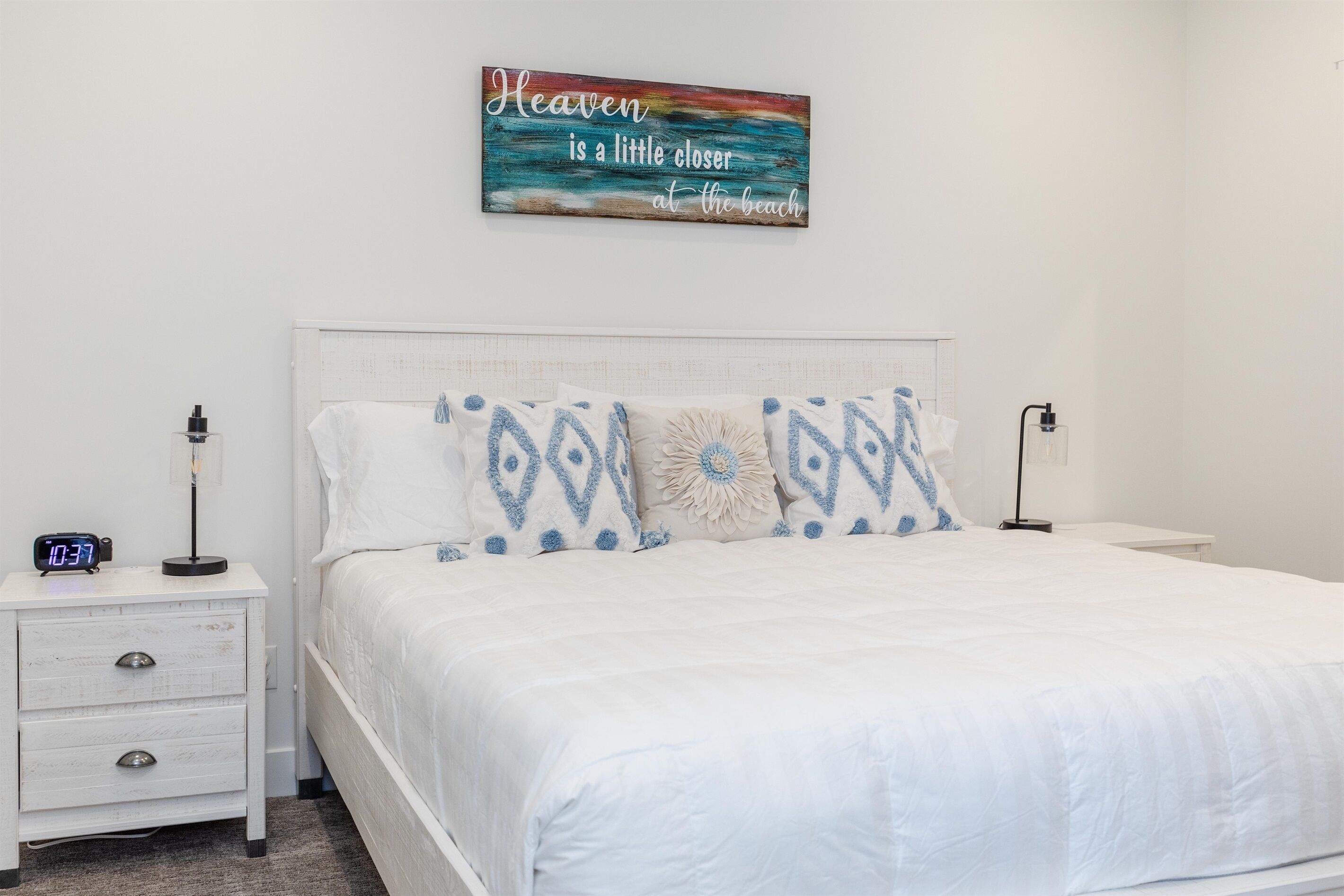 3 bedrooms, no bunk beds! Two king beds, two queen beds.