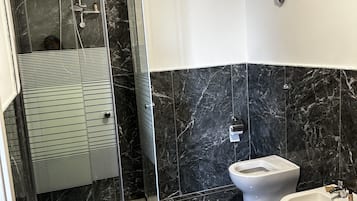 Classic Room | Bathroom | Free toiletries, hair dryer
