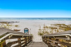 Chaises longues, serviettes de plage