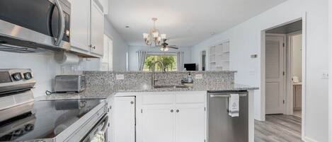 Jääkaappi, mikroaaltouuni, uuni, liesi