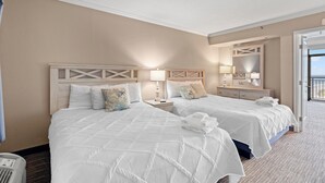 Une chambre d’hôtel avec deux lits, un grand miroir et une vue sur l’extérieur.