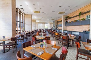 Petit déjeuner continental (85 BRL par personne)