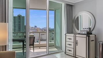 Studio Junior | Khu phòng khách | Smart TV 32-inch có truyền hình cáp