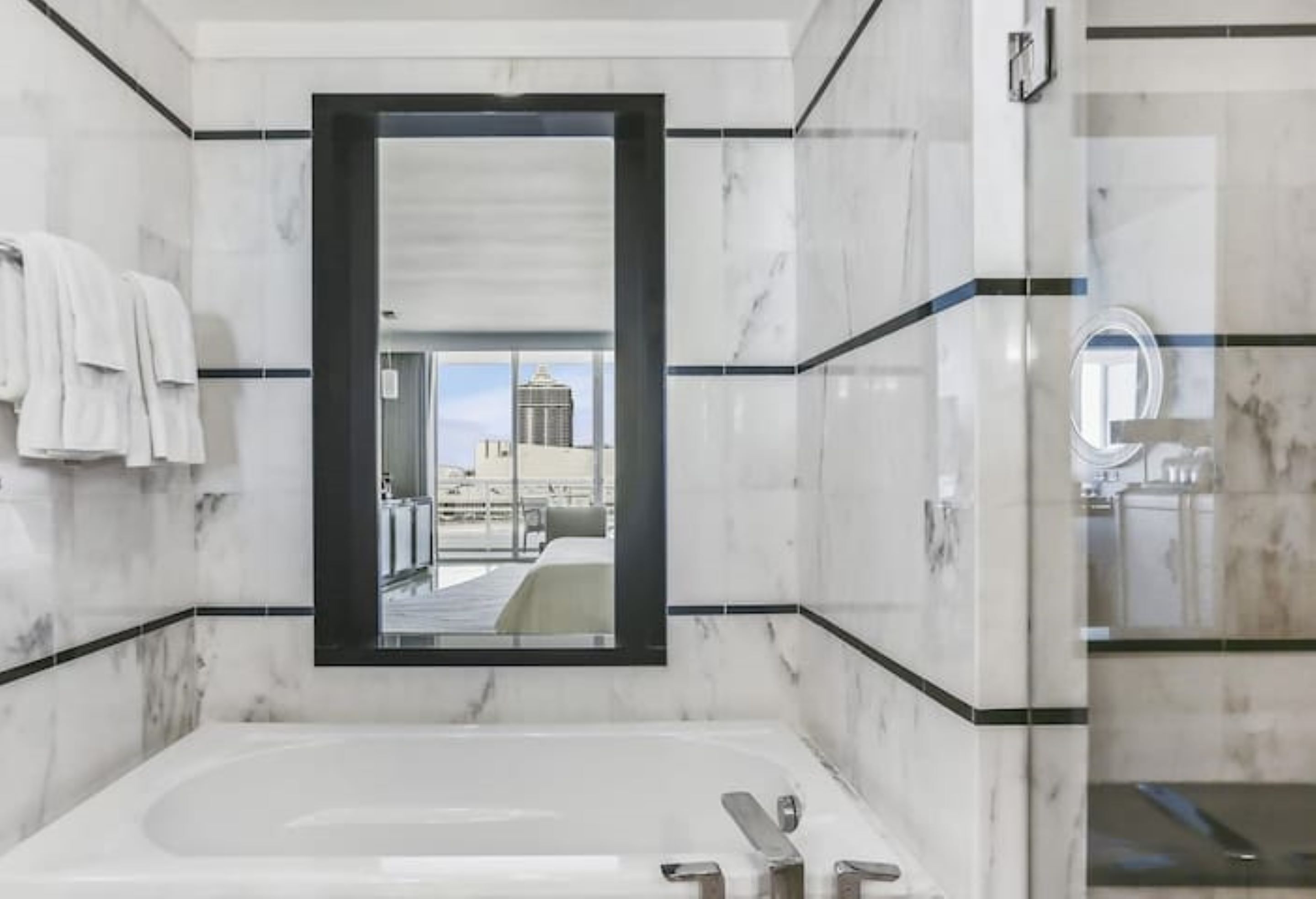 Junior-Studio | Badezimmer | Haartrockner, Handtücher, Seife, Shampoo