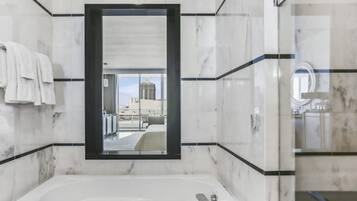 Junior-Studio | Badezimmer | Haartrockner, Handtücher, Seife, Shampoo
