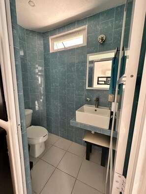 Quarto básico | Banheiro | Toalhas de banho 