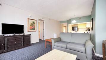 Een televisie, een computerscherm en een printer