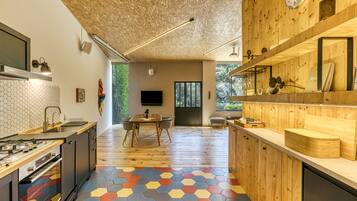 Een koelkast, een oven, een kookplaat, een vaatwasser