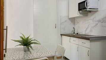 Frigorífico, microondas, placa de cocina y cafetera o tetera