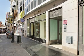 A street view with a building featuring a storefront named 'Maximus Dutt' and another named 'Edition Chellaram.'