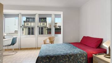 1 slaapkamer, een strijkplank/strijkijzer, gratis wifi, beddengoed