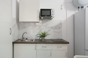 Réfrigérateur, micro-ondes, plaque de cuisson, cafetiÚre/bouilloire