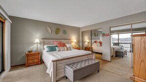3 bedrooms, iron/ironing board, travel cot, WiFi - 3 BR Lake Front Baypoint Condo, Pool, Boat Slip in Osage Beach, MO, MM 24 1/2 (Osage Beach)