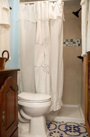 Serviettes fournies, savon, shampoing, papier toilette