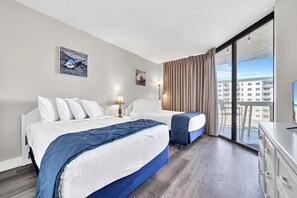2 habitaciones, escritorio y tabla de planchar con plancha