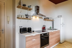 Fridge, oven, dishwasher, coffee/tea maker