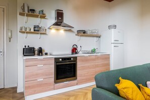 Fridge, oven, dishwasher, coffee/tea maker