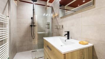 Dusche, Haartrockner, Handtücher, Shampoo