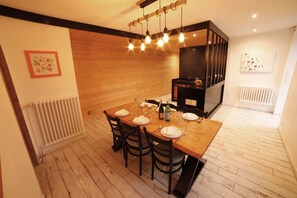 Dining - Villa '7pers Piscine-spa Plage 4kms' with Private Terrace, Private Garden and Wi-Fi (PEUMERIT)