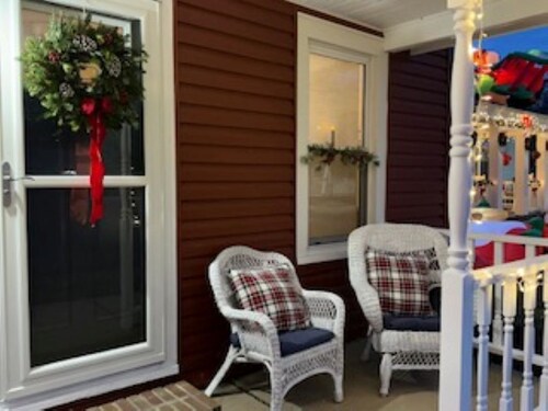 AFORDABLE & CHARMING HOME - Enjoy Urban Life & Nature! Hike, Bike, Shop & Dine!
