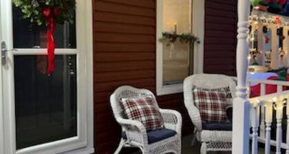 AFORDABLE & CHARMING HOME - Enjoy Urban Life & Nature! Hike, Bike, Shop & Dine!