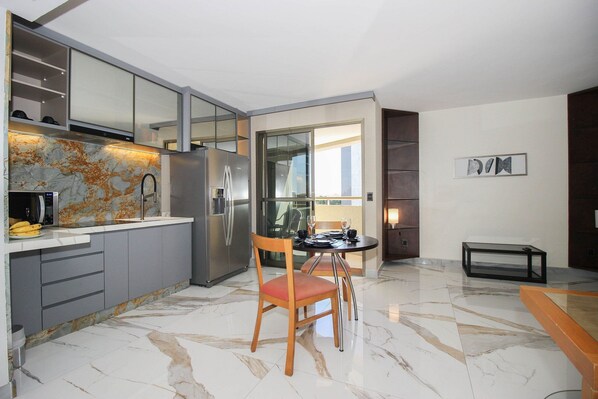 Apartment (534878) | Private kitchen | Microwave, cookware/dishes/utensils