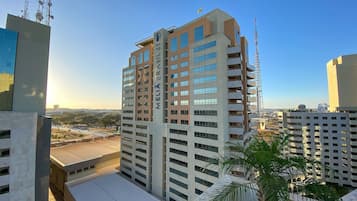 Fachada de la propiedad por la tarde o noche