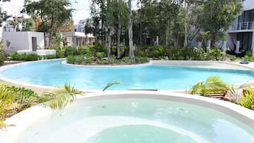 Alberca al aire libre, acceso de 09:00 a 22:00, y camastros