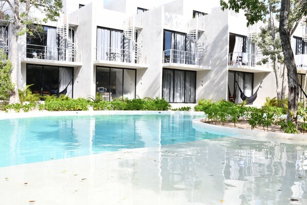 Hồ bơi ngoài trời, mở cửa từ 9:00 đến 22:00, ghế dài tắm nắng