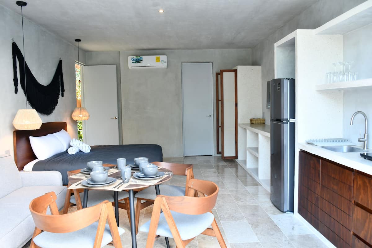 2 bedrooms, in-room safe, iron/ironing board, free WiFi