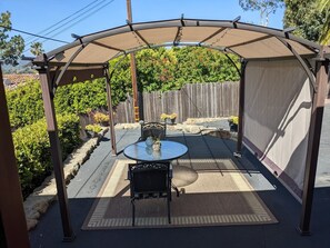 Outdoor dining - Santa Barbara Amazing City & Ocean View (Santa Barbara)