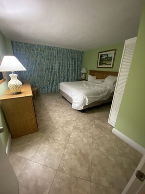 3 habitaciones, tabla de planchar con plancha, wifi y ropa de cama 