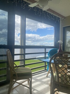 Outdoor dining - BEACH CONDO!  ON ATLANTIC OCEAN  HUTCHINSON ISLAND JENSEN BEACH FL (Jensen Beach)