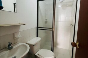 Secadora de cabello, toallas, jabón, papel de baño 