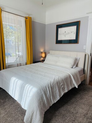 2 bedrooms, desk, iron/ironing board, travel crib - Midtown Retreat: Steps from Ice Blocks Shops (Sacramento)